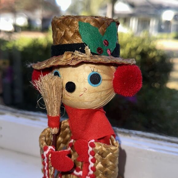 Vintage mid century woven wicker snowman holding a broom with red ear muffs - Picture 2 of 6